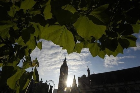 　６月２４日、欧州議会におけるリベラル派の主導者であるフェルホフスタット元ベルギー首相は、ＥＵ離脱を決めた英国には正式な離脱通告を即時ＥＵに提出し、脱退手続きをする必要があるとの見方を示した。英議会（２０１６年　ロイター／Toby Melville）
