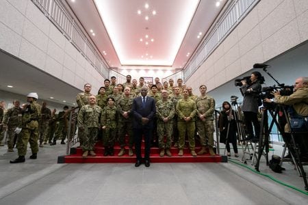 トランプ米大統領が次期駐日大使に指名したジョージ・グラス氏は１３日、上院外交委員会の指名承認公聴会で、米国は間違いなく、在日米軍駐留経費の負担増を日本側に要請する必要があるという認識を示した。写真は２０２４年１２月、朝霞駐屯地で撮影（２０２５年　ロイター/Tomohiro Ohsumi/Pool via REUTERS）