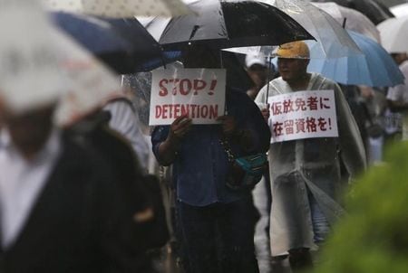 　１２月１６日、日本で難民申請をした外国人は１０月末時点で６１６０人に上り、５年連続で過去最多を更新したことが分かった。写真は在留資格を求めてデモ行進する難民申請者。９月撮影（２０１５年　ロイター/Yuya Shino）