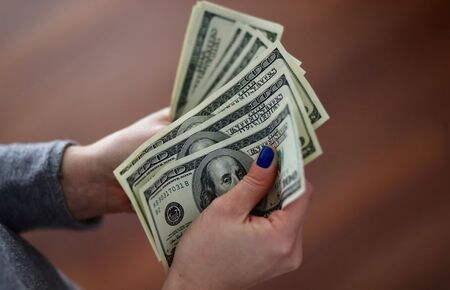 　２月４日、正午のドル／円は、前日ニューヨーク市場午後５時時点（１０８．６７／７０円）とほぼ同水準の１０８．６５／６７円。写真はブエノスアイレスで２０１８年８月撮影（２０２０年　ロイター／Marcos Brindicci）