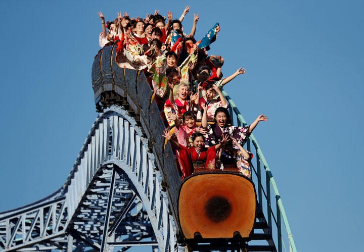 ジェットコースターで成人を祝う日本人（2019年1月14日）　Issei Kato-REUTERS