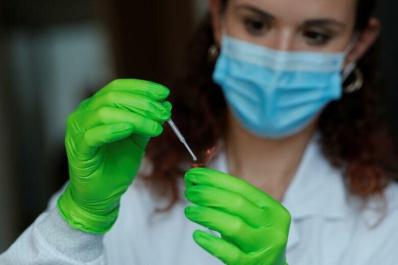 英国のケント大学が行った新型コロナウイルスの発生時期に関する調査によると、ウイルスの感染例が中国の武漢で初めて確認されたよりも2カ月ほど前、ウイルスが既に中国国内で広がり始めていた可能性があることが分かった。写真は、コロナウイルスの迅速な把握のための新しい唾液検査方法で解析中の様子。2020年10月12日にパリで撮影。（2021年　ロイター／Benoit Tessier）