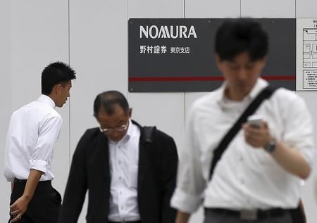 　１１月２４日、金融庁は、野村ホールディングスなど４つの金融機関を「国内のシステム上重要な金融機関」に指定し、自己資本比率規制の上乗せを適用する方針を固めた。写真は野村証券の看板、都内で７月撮影（２０１５年　ロイター/Toru Hanai）