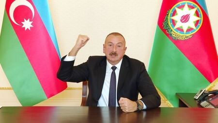 アゼルバイジャンのアリエフ大統領は４日、ナゴルノカラバフ地域での戦闘を巡り、アルメニアに同地域やその周辺から軍を撤退する期限を設定するよう求め、応じない限り軍事行動を停止しないと表明した。写真は同日、テレビ演説する同大統領。（２０２０年　ロイター／提供写真）　