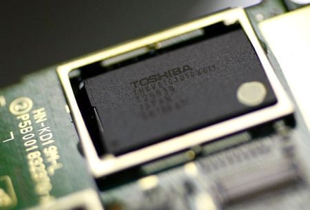 　東芝は２９日、システムＬＳＩ事業から撤退すると発表した。写真は同社の半導体チップ、資料写真、２００８年１月撮影（２０２０年　ロイター／Toru Hanai）