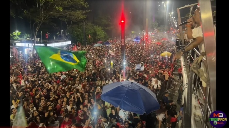 パウリスタ大通りで選挙運動ソングを熱唱するチアゴとジュリアーノ　MADERADA BRASIL-YouTube