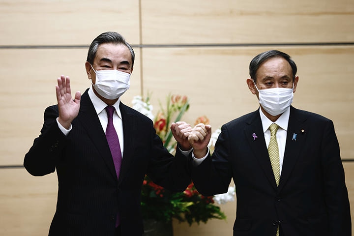 菅首相と中国の王毅外相（2020年11月25日、東京）　Behrouz Mehri/Pool via REUTERS