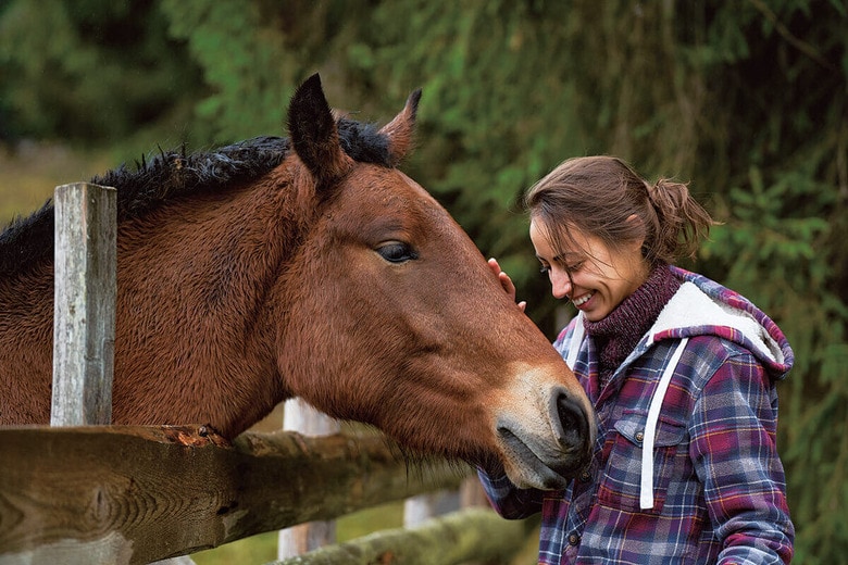 リラックスして接することが他者の気分に敏感で警戒心の強い馬との交流を楽しむコツだ　VITALII MATOKHA/SHUTTERSTOCK