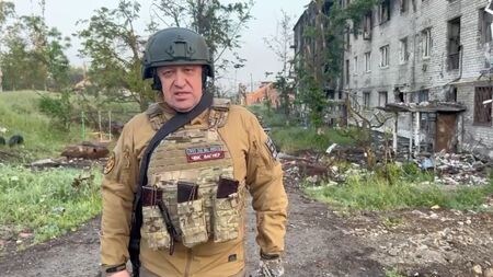 ５月２５日、  ロシアの民間軍事会社ワグネルの創設者エフゲニー・プリゴジン氏（写真）は同日公開の動画で、激戦地となっているウクライナ東部ドネツク州のバフムトから部隊を撤退させ始め、ロシアの正規軍と交代しつつあると明らかにした。公開された動画より（２０２３年　ロイター）