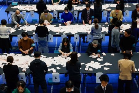 開票作業の様子。2月8日、東京で撮影。REUTERS/Manami Yamada