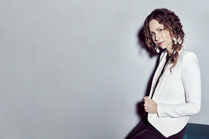 映画やテレビで活躍するドライバーは歌手・声優の仕事に加え、本も執筆　MARK WILLIAMS