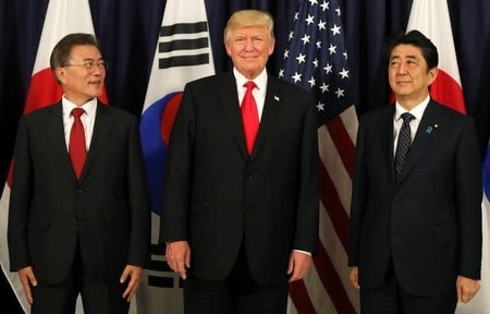 　７月６日、安倍晋三首相（右）はＧ２０首脳会合が開かれるドイツのハンブルクでトランプ米大統領（中央）、韓国の文在寅（ムン・ジェイン）大統領（左）と会談し、北朝鮮の核・ミサイル開発の抑止に向け中国にさらなる役割を果たすよう促すことで一致した（２０１７年　ロイター/Carlos Barria）