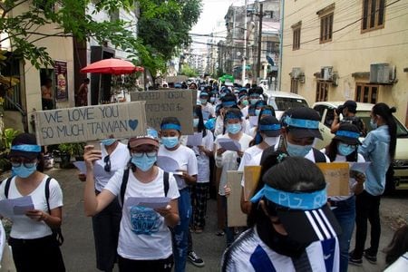 ミャンマーの民主活動家は１３日に始まった５日間の新年の連休に国軍への圧力を維持するために抗議行動を続ける考えを示した。写真は１２日、ヤンゴンで撮影、民主化を訴えるデモ隊（２０２１年　ロイター）