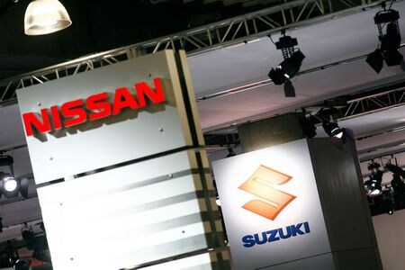 　５月２１日、世界的な半導体不足の影響を受け、スズキが６月も国内四輪車工場の一時稼働停止を検討していることが複数の関係者の話で分かった。両社のロゴ、ニューヨークで２００８年撮影（２０２１年　ロイター／Keith Bedford）
