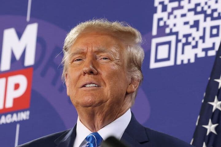 ２月４日、１１月の米大統領選に向け共和党の候補指名獲得を目指すトランプ前大統領は、自身が本選で勝利すれば中国からの輸入品に再び関税を課すとし、税率は６０％を超える可能性があると述べた。１月２７日、ラスベガスで撮影（２０２４年　ロイター/Ronda Churchill）