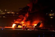 日航機が羽田で炎上、全員脱出　衝突の海保機は5人死亡確認