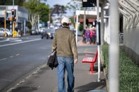 「最悪の動画」「非常に不快...」排水溝にしゃがむ男性がとった「目を疑う行動」にネット震撼