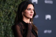 人気モデルが「セクシーバーテンダー」に大変身...ケンダル・ジェンナー、超ミニ衣装でカクテルふるまう