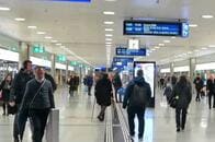 新型コロナウイルスが飛び火したスイス　マスク姿なくても店頭は品切れ　