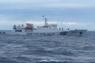 自国EEZ内を「わが物顔」で航行する中国「巨大船」を阻止...フィリピン巡視船、緊迫の現場映像