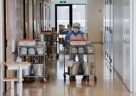 給食の献立に苦心する栄養士たち　物価高は困窮家庭の子どもに影