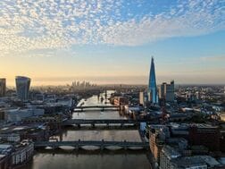英インフレ率、29年まで目標超え　成長予想は上方修正＝シンクタンク