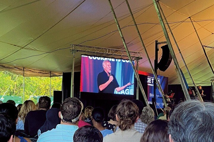 新カリスマ運動の集会で指導者たちの話に耳を傾ける福音派の信者ら