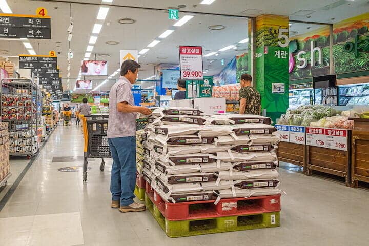 韓国の大手スーパーの特売コーナーに並べられたお米