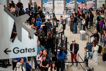 米運輸保安庁（ＴＳＡ）によると、メモリアルデーの連休を控え、２５日にスクリーニングを受けた航空旅客数が２６５万８０００人になったと発表した。４月６日撮影（２０２３年　ロイター/Eduardo Munoz/File Photo）