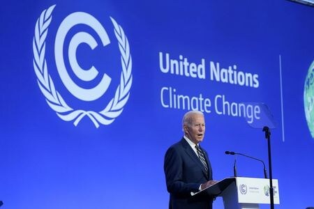 バイデン米大統領は１日、地球温暖化対策を話し合う第２６回国連気候変動枠組み条約締約国会議（ＣＯＰ２６）の首脳級会合で演説し、米国が２０３０年までに温室効果ガス排出量を５０％強削減する目標を達成すると改めて表明した。（２０２１年　ロイターEvan Vucci）