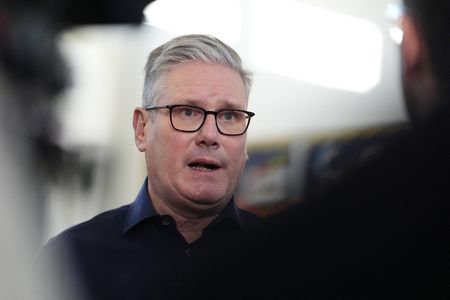 英バークシャー州レディングにあるエマー・グリーン青少年・コミュニティセンターを訪問したスターマー首相。2026年1月5日（２０２６年　ロイター／ジョナサン・ブレイディ）