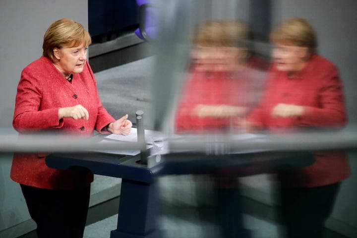 「ガースーです」と同じ日、メルケルは国民に厳しい感染対策が必要な理由を情熱的に説いた（12月9日、ベルリンの連邦議会で）　Hannibal Hanschke-REUTERS