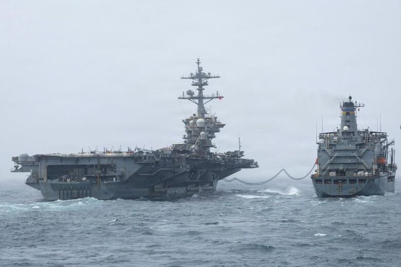 米海軍のヘンリー・J・カイザー級給油艦（補給艦）と海上給油を行う空母リンカーン。今月１６日撮影の提供写真。U.S. Navy/Handout via REUTERS