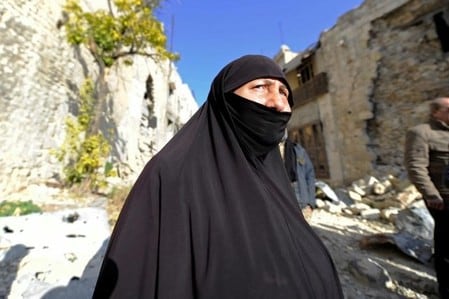 　１２月１１日、シリア反体制派の幹部は、内戦の激戦地である北部アレッポから市民と共に撤退し、ロシアが安全な退路を保証するという提案書を受け取ったことを明らかにした。提案は米国も支持しているという。写真はアレッポ旧市街で１０日撮影（２０１６年　ロイター／ Omar Sanadiki）