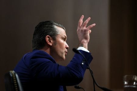 米上院で１４日、トランプ次期大統領の閣僚人事の指名承認手続きが始まり、国防長官に指名されたピート・ヘグゼス氏（４４）（写真）が公聴会に臨んだ。同日撮影（２０２５年　ロイター/Evelyn Hockstein）