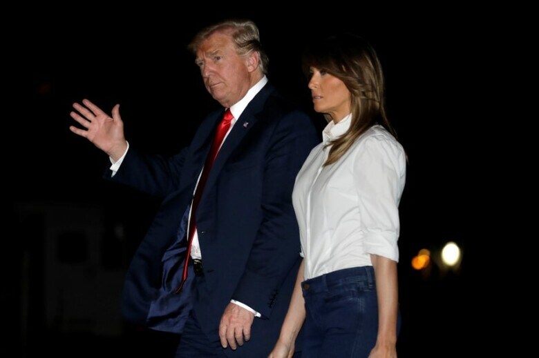 ７月１６日、トランプ米大統領の１週間にわたる欧州訪問は、同盟国の心情をかき乱した一方で、ロシアのプーチン大統領がほくそ笑む結果となった。写真はホワイトハウスに戻ったトランプ大統領夫妻（２０１８年　ロイター/Yuri Gripas）