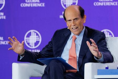 　米ミルケン研究所がカリフォルニア州ビバリーヒルズで開いた金融関係者の「グローバル・コンファレンス」では、トランプ米大統領の予測不可能な政策によって米市場の不透明感が増す中、代替的な投資先探しが大きなテーマとなった。写真は、ミルケン研究所のマイケル・ミルケン会長。５月６日、ビバリーヒルズで撮影（２０２５年　ロイター/Mike Blake）