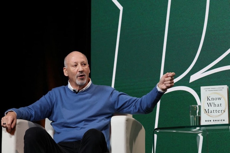 登壇したニューヨークのイベントで話すシャイチ（23年10月)　BRENDAN MCDERMID-REUTERS