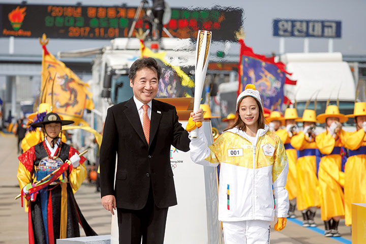 韓国の李洛淵（イ・ナギョン）首相（左）出席のもとで聖火リレーも始まったが　Kim Hong Ji-REUTERS