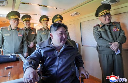 ５月９日、北朝鮮の金正恩朝鮮労働党総書記は前日に実施されたミサイル発射実験を監督し、核戦力の即応性について重要性を強調した。写真はKCNAが配信した、同実験を監督する金総書記（２０２５年　ロイター）