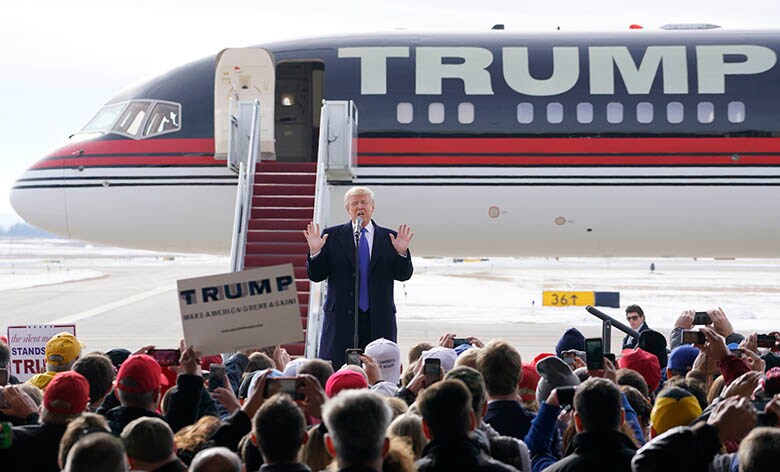 自家用機でアイオワに乗り込んだトランプ　Rick Wilking-REUTERS