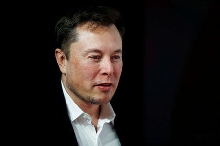 　７月８日、米電気自動車（ＥＶ）大手テスラのイーロン・マスク最高経営責任者（ＣＥＯ、写真）は、連日の同社株の上昇で、間もなく１８億ドル相当の報酬を手にする見通し。２０１９年１１月、ドイツのベルリンで撮影（２０２０年　ロイター/Hannibal Hanschke）