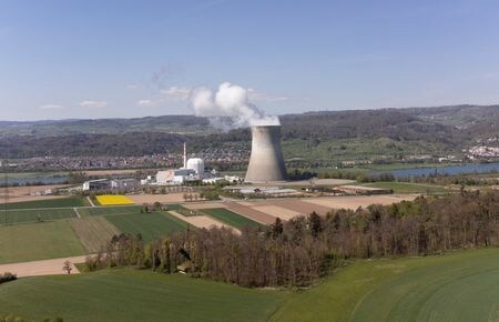 　６月３０日、国際エネルギー機関は、各国政府が輸入化石燃料への依存度を減らそうとする中、実質排出ゼロ目標を達成し、エネルギー安全保障を確保するためには、今世紀半ばまでに世界の原子力発電設備容量を２倍にする必要があるとの報告書を公表した。写真は４月、スイス・ライプシュタット近郊にある原子力発電所で撮影（２０２２年　ロイター/Arnd Wiegmann）