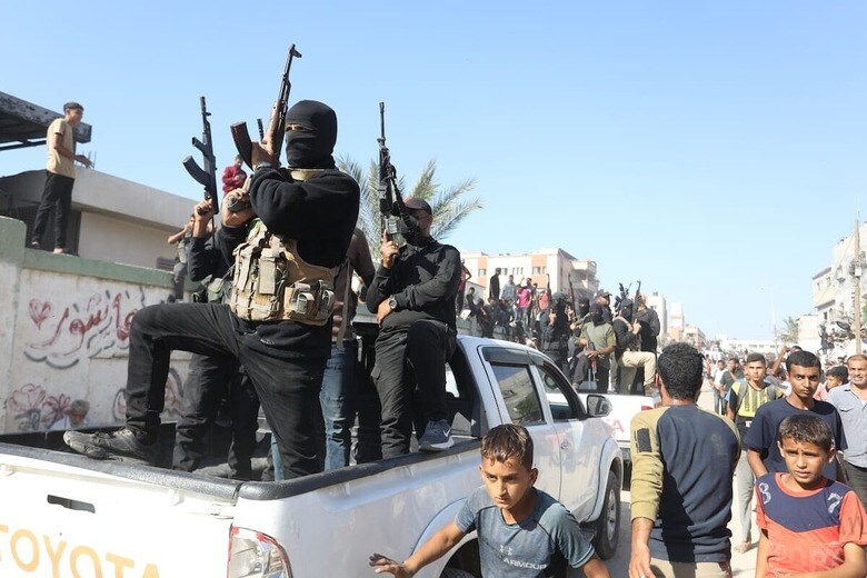 10月10日の停戦合意の一環で行われた捕虜交換に立ち合ったパレスチナの武装戦闘員たち（ガザのハンユニス）Abed Rahim Khatib/dpa via Reuters Connect