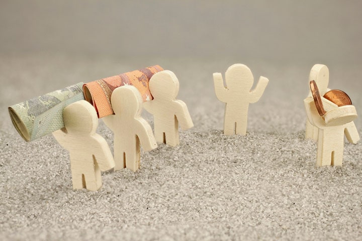 日本の再配分は下の世代が上の世代を支えることが基本の制度だ　stroblowski-iStock.