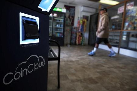 暗号資産（仮想通貨）融資を手掛ける「Nexo（ネクソ）」は５日、同業の「Vauld（ボールド）」の買収を計画していると明らかにした。写真は、米カリフォルニア州ロングビーチにある暗号資産用のATM。２０２２年４月１５日に撮影。（２０２２年　ロイター／Shannon Stapleton）
