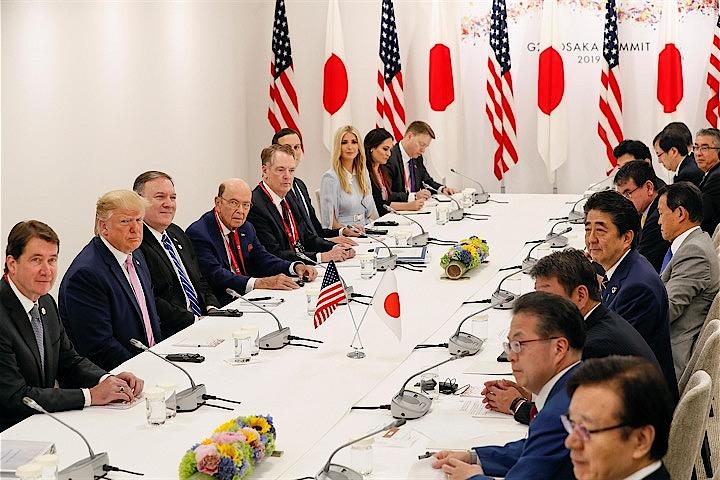 日本と米国が、農産品と自動車で互いに譲歩する内容の通商合意に向けて協議を進めており、両国の首脳が9月にニューヨークで会う際に合意を締結する可能性があることが明らかになった。写真はG20で会談する日米両首脳。6月に大阪市で代表撮影（2019年　ロイター）