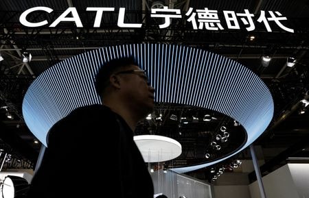 ４月３０日、 中国の車載電池大手、寧徳時代新能源科技（ＣＡＴＬ）が５月に香港証券取引所に上場する方針を固めたことが、事情に詳しい関係者２人の話で明らかになった。写真は２０２４年４月、北京自動車ショーでのＣＡＴＬ展示前で撮影（２０２５年　ロイター/Tingshu Wang）