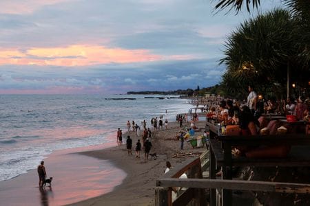 インドネシア政府は２４日、シンガポールに近いバタム島とビンタン島について、同国からの観光客の受け入れを再開したと発表した。写真は２０２１年１２月、バリ島で撮影（２０２２年　ロイター/Johannes P. Christo）