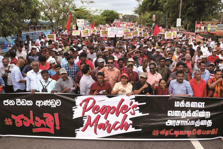 最大都市コロンボで行われたラジャパクサ大統領の退任を求めるデモ（4月22日）。スリランカは1948年の独立以来の経済危機に見舞われている　BUDDHIKA WEERASINGHE/GETTY IMAGES